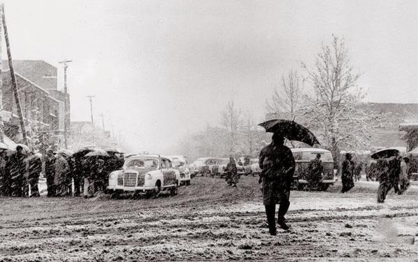 عکس ، تهران 61 سال پیش در یک روز برفی ، فردوسی میان کولاک برف