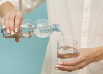 اگر بیش از حد آب بنوشیم چه اتفاقی برای بدنمان می افتد؟