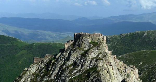 بازسازی قلعه بابک و 30 اثر تاریخی دیگر