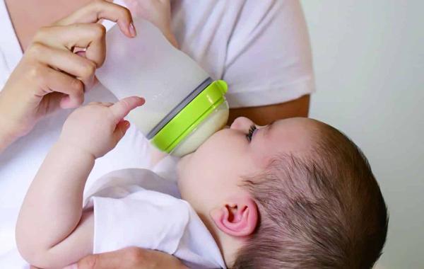 راهنمای انتخاب شیشه شیر مناسب برای نوزاد
